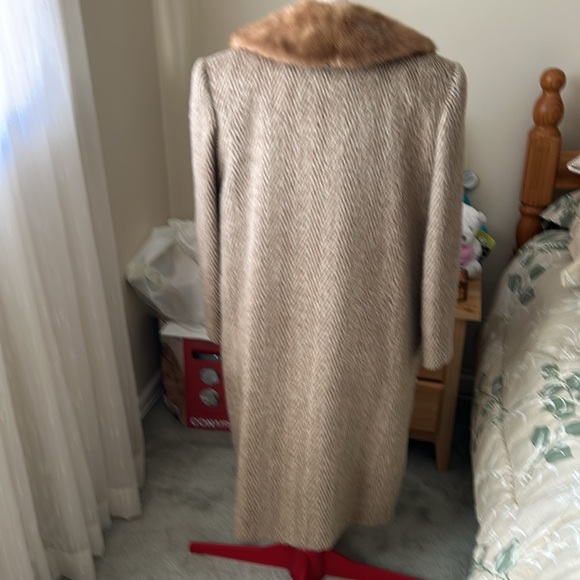 Vintage Winter Coat with fur collar - Picture 2 of 5